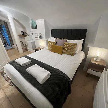 4 Berkeley Square I Your Apartment Bristol Room photo
