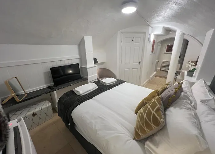 4 Berkeley Square I Your Apartment