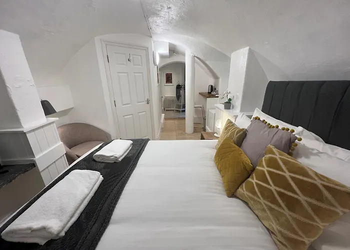 4 Berkeley Square I Your Apartment