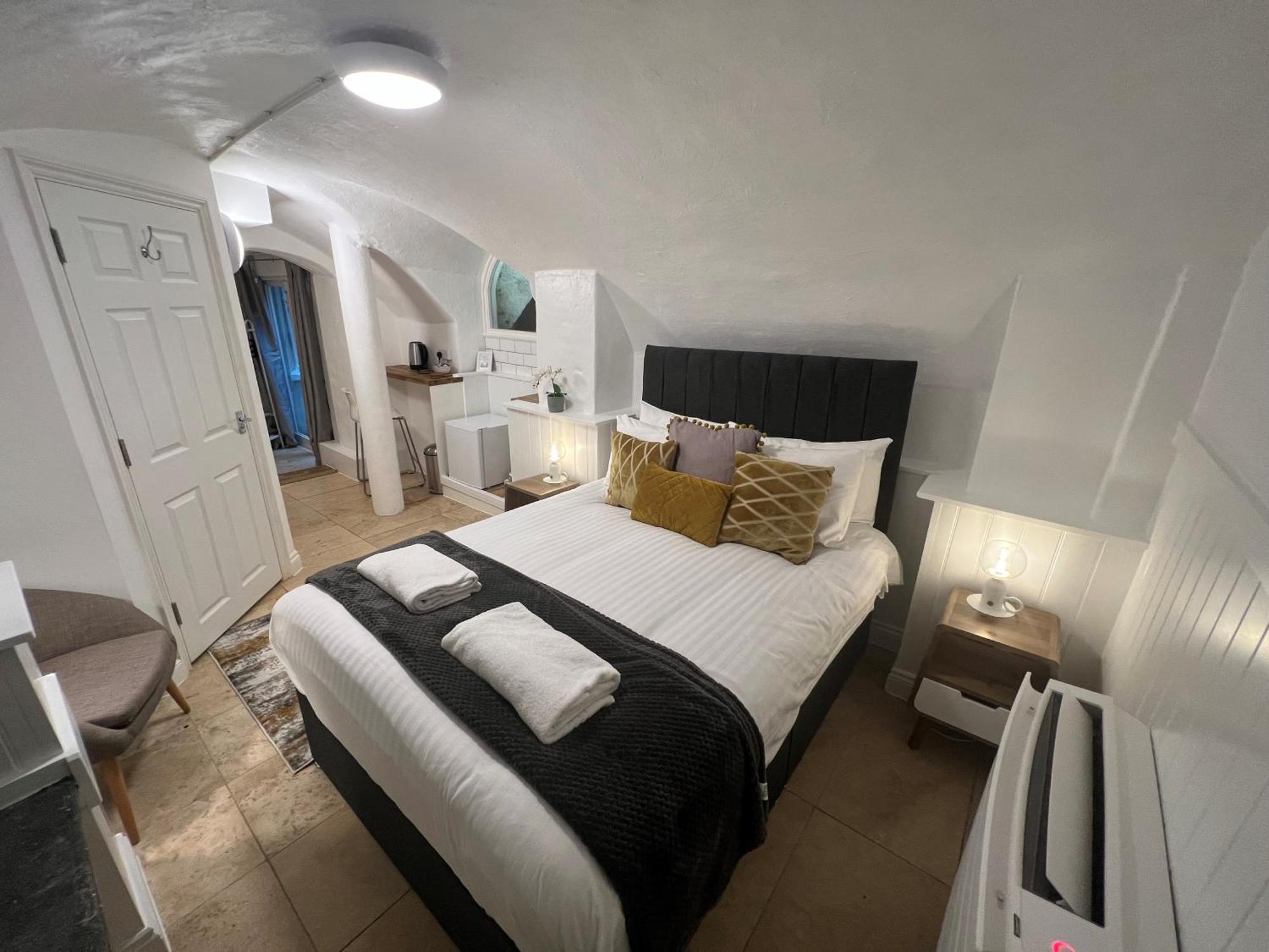 4 Berkeley Square I Your Apartment *